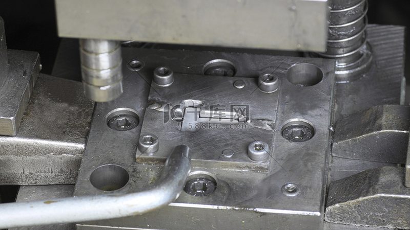 东莞模具加工厂批量加工，如何精准报价？**