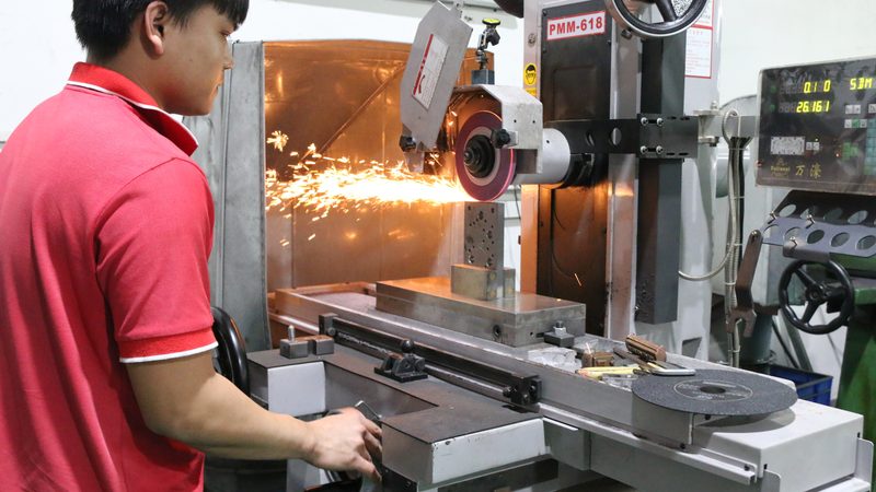 汽车双色模具定制：揭秘其关键技术与选型要点**